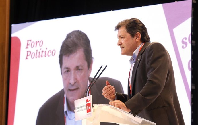 El presidente de la Gestora, Javier Fernández, en el foro político del PSOE