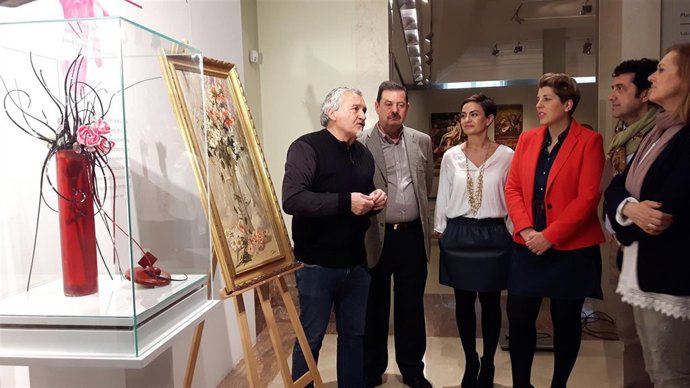 Paco Torreblanca, primero por la izquierda, explica su obra