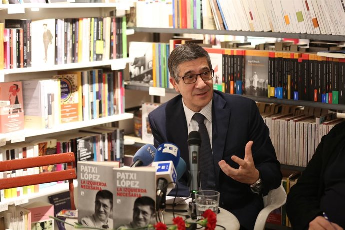 L'aspirant a la secretaria general Patxi López presenta el seu llibre