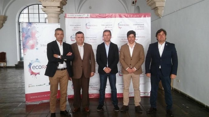 Sánchez (centro), entre Zurera (izda.) y Llamas, durante la presentación