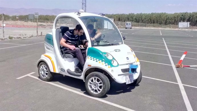 Investigadores de la Universidad de Almería realizan pruebas en un carro de golf