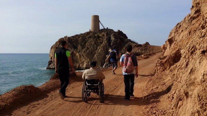 El equipo de 'Viajeros sin límite' recorriendo rincones de 'Costa de Almería'.