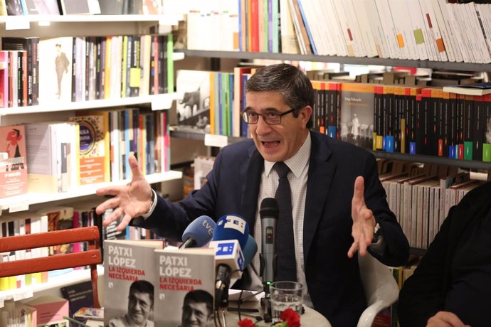 El aspirante a la secretaría general Patxi López presenta su libro