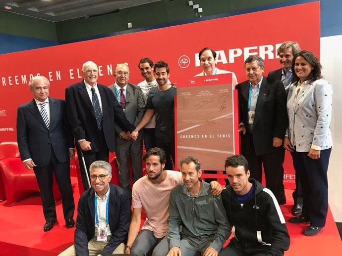 Nadal y Conchita Martínez en el acto junto a otros tenistas