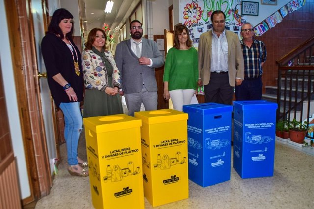 Entrega de papeleras de 'Recapacicla' a centros educativos de Granada