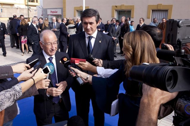 El presidente Gabriel Amat, junto al alcalde de Adra, donde se actuará.