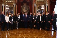 El alcalde de Bilbao recibe a profesionales colombianos premiados por la Fundación Coomeva