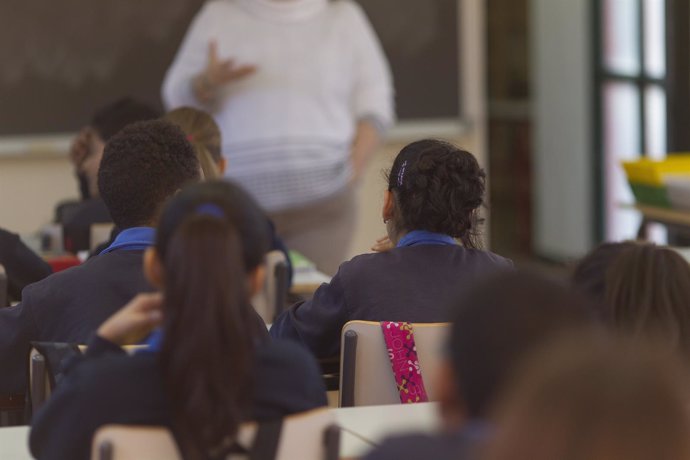 Colegio, escuela, aula, primaria, clase, niño, niña, niños, estudiando