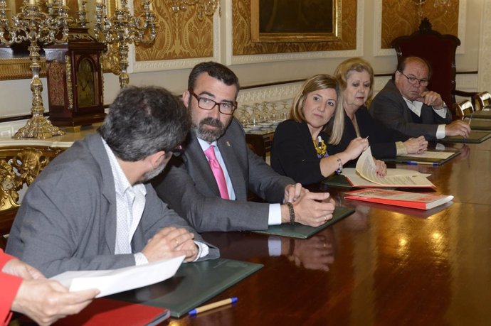 Irene García firma con las asociaciones de consumidores