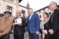 El alcalde de Gernika recibe a una treintena de supervivientes de Nagasaki 