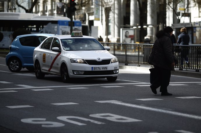 Tráfico, circulación, coche, coches, taxi, taxis, autobús, peatón, peatones