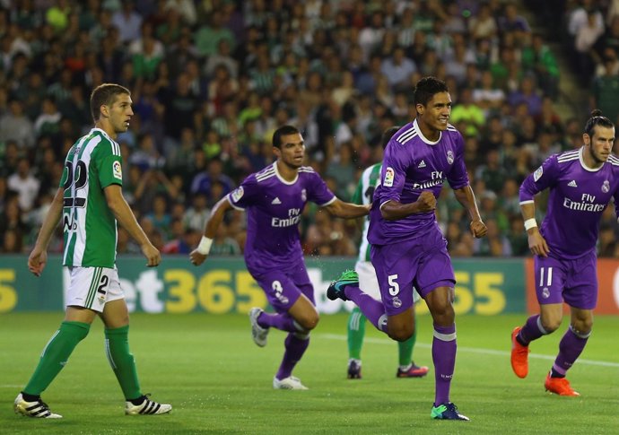 Varane celebra el 0-1 en el Betis-Real Madrid