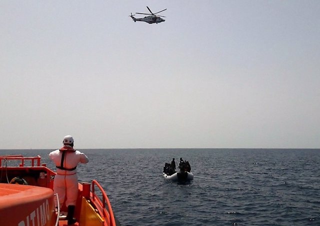 Patera socorrida por Salvamento Marítimo