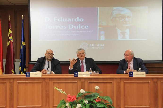 Eduardo Torres Dulce, en el centro, durante la charla