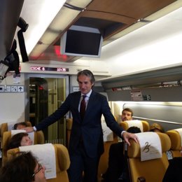 El ministro Iñigo de la Serna durante el viaje en AVE Madrid-Sevilla