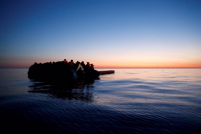 Embarcación con inmigrantes en el Mediterráneo