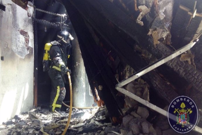 Incendio en una nave abandonada de Santa María