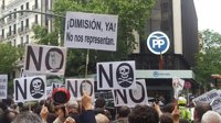 Más de mil personas protestan contra la corrupción ante la sede del PP en Madrid
