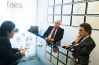 Aznar se reúne con la mujer del preso político venezolano Yon Goicoechea, retenido desde hace ocho meses