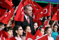 Erdogan confirma que solicitará volver al AKP tras su victoria en el referéndum