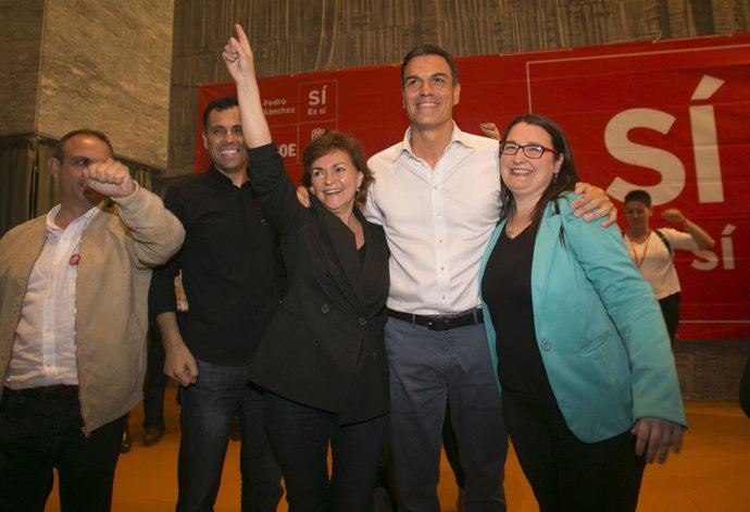 Pedro Sánchez en Córdoba con Carmen Calvo (a su dcha.)