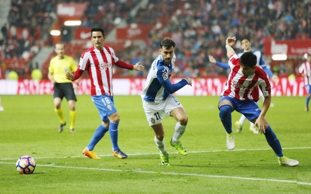 Sporting y Espanyol en El Molinón