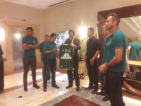 Rajoy recibe una camiseta firmada por los jugadores del Chapecoense en su visita a Montevideo