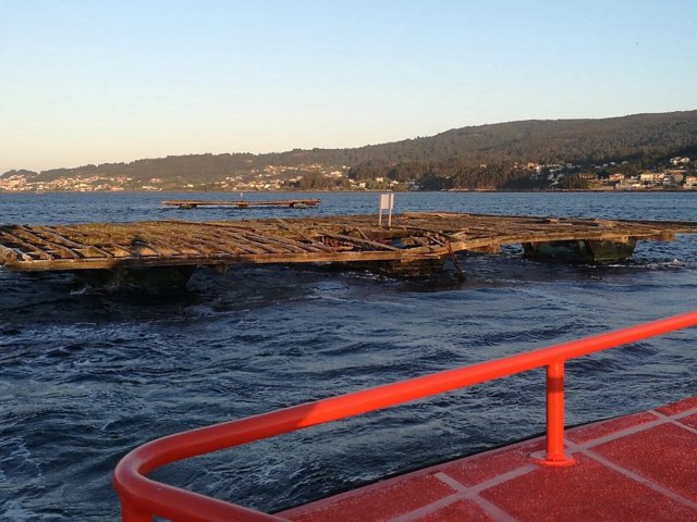 Batea contra la que chocó pesquero hundido en Ría de Pontevedra