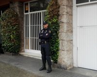 La Policía traslada a Barcelona a Pujol Ferrusola y registra su domicilio y el de su padre