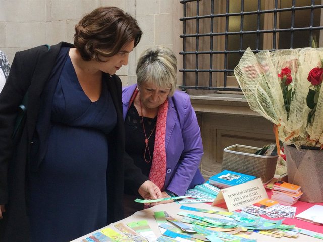 Ada Colau en la Diada de Sant Jordi, 3 días antes de dar a la luz