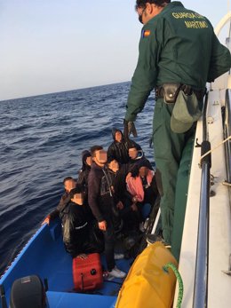 Imagen de la patera interceptada en agua de Cabo de Palos (Cartagena)