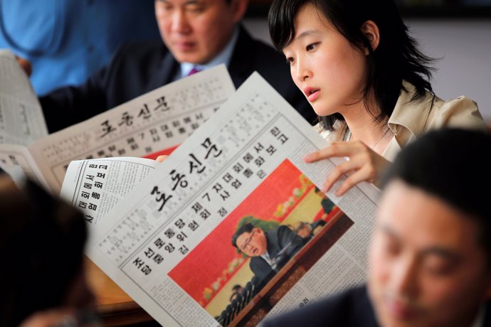 Nord-coreans llegint el periòdic 