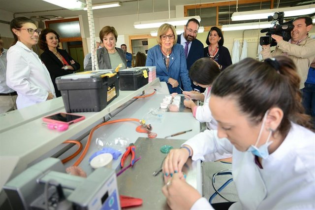 Visita de Adelaida de la Calle al instituto Aynadamar