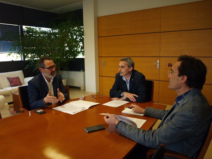 Imagen de la reunión de Antoñanzas, con el rector y el secretario de la UR  