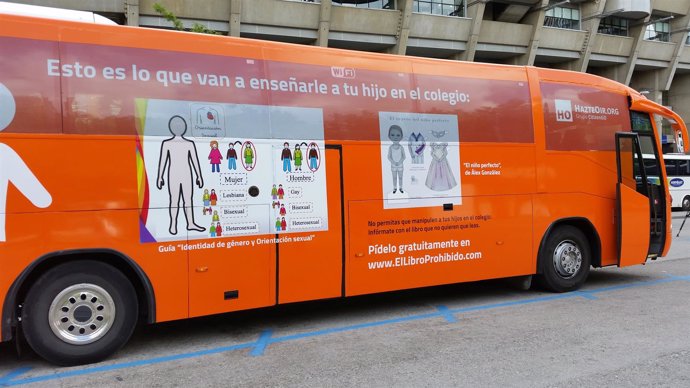 Nuevo autobús fletado por Hazte Oír contra las leyes de "adoctrinamiento sexual"