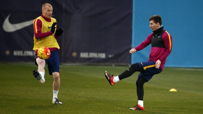 Jeremy Mathieu y Leo Messi 