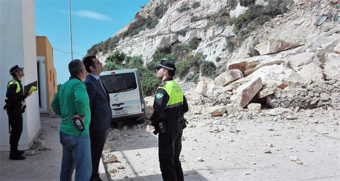 El alcalde de Almería visita los desprendimientos en La Chanca