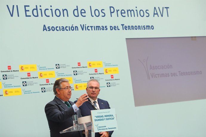 Juan Ignacio Zoido recibe la Cruz de la Dignidad de la AVT