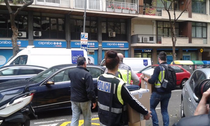 La Policía Nacional saca cajas del registro de un piso de Jordi Pujol Ferrusola
