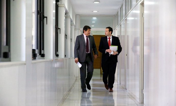 Presidente y consejero en la sede de Presidencia en Oviedo