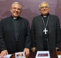 El obispo afirma que la Semana Santa ha sido "espléndida" y "ha ganado muchísimo" al pasar por la Catedral