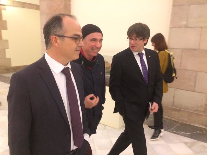Carles Puigdemont, con los diputados Lluís Llach y Jordi Turull