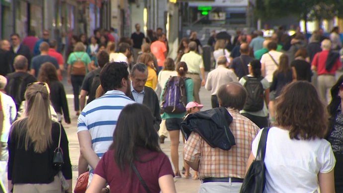 La población en España disminuye en 17.982 personas