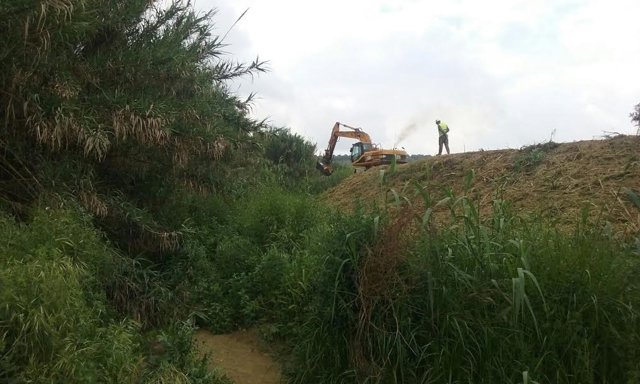 Trabajos en los cauces colapsados de Lucena del Puerto (Huelva).