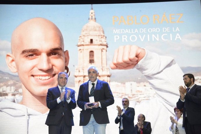 Elías Bendodo con el padre de Pablo Ráez recoge medalla oro día provincia 