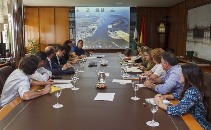 Técnicos españoles y portugueses visitan el puerto de Huelva.