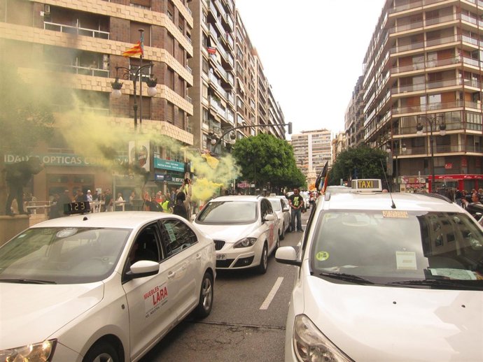 Taxis protestan en el centro de Valencia