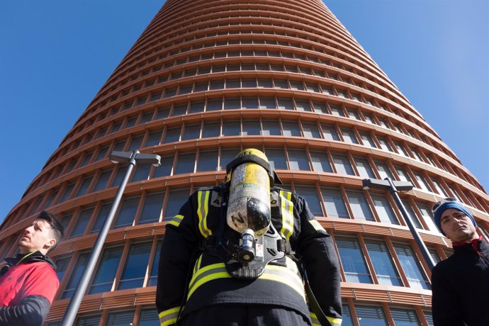 Cronosubida De Equipos De Bomberos En Torre Sevilla