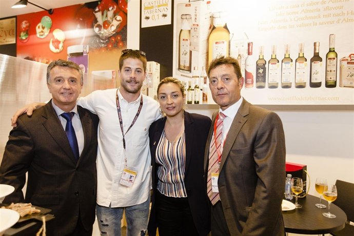 El actor Luis Fernández, de 'Mar de Plástico', visitando el stand almeriense.