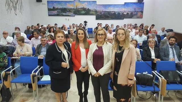 Ruiz (segunda por la izda.) en la inaguración de la jornada